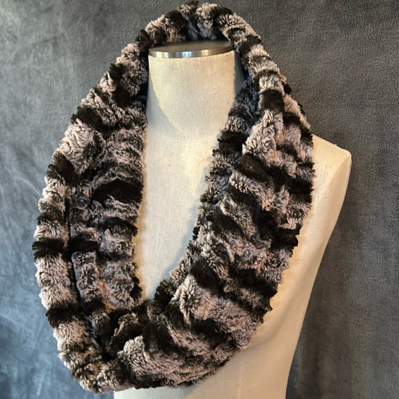Black/Gray Animal Print Faux Fur Infinity Style🧣Scarf - Picture 5 of 7